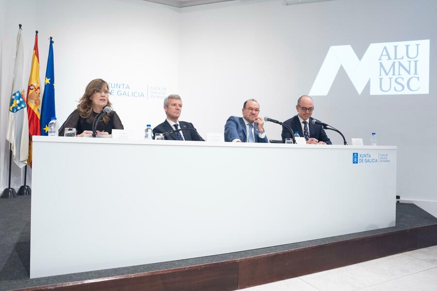 Eva López Barrio co presidente da Xunta, o reitor da USC e o director da Casa de Galicia en Madrid. Foto: Rafa Aparicio Eva López Barrio co presidente da Xunta, o reitor da USC e o director da Casa de Galicia en Madrid. Foto: Rafa Aparicio