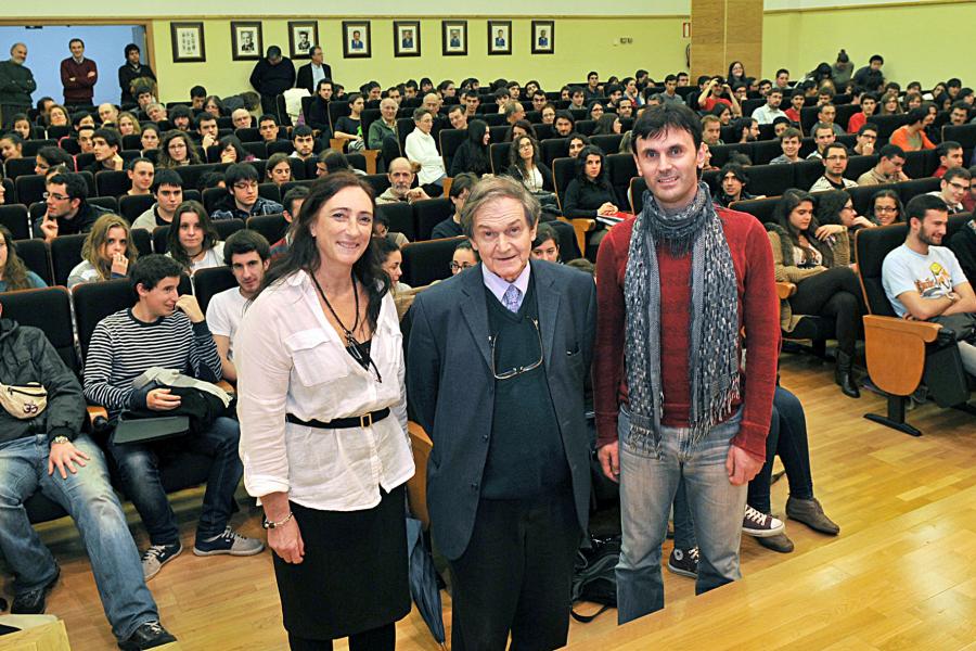 Sir Roger Penrose antes do coloquio na Facultade de Matemáticas Sir Roger Penrose antes do coloquio na Facultade de Matemáticas