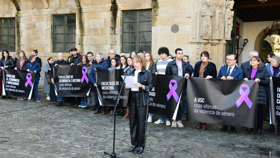 A secretaria xeral Dulce María García Mella deu lectura ao Manifesto do 25N en Compostela A secretaria xeral Dulce María García Mella deu lectura ao Manifesto do 25N