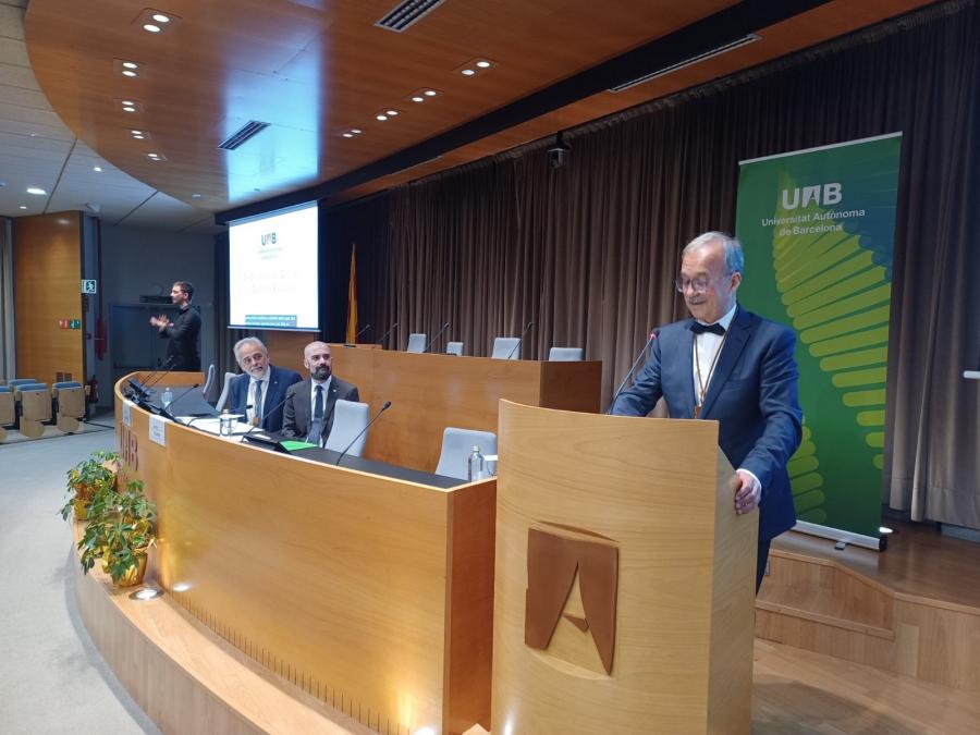 Na súa lección maxistral, Juan Lema repasou a súa traxectoria na UAB e na USC Na súa lección maxistral, Juan Lema repasou a súa traxectoria na UAB e na USC