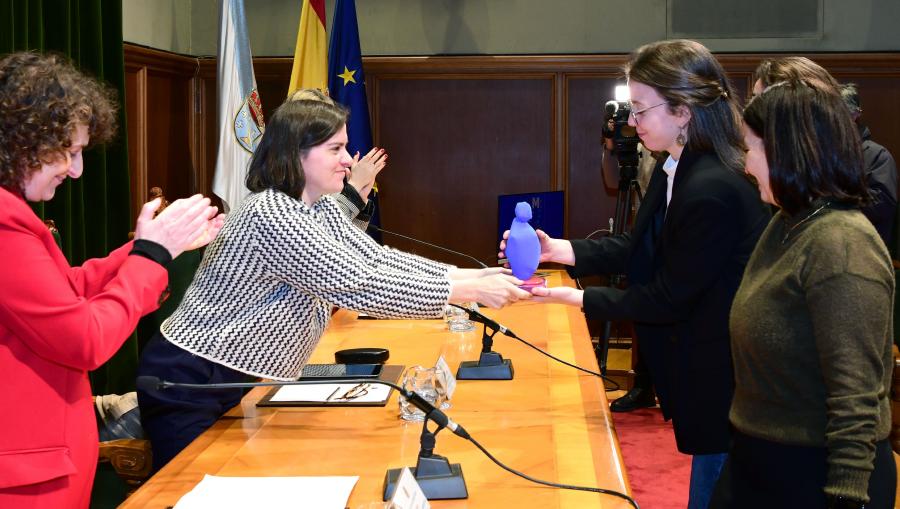 Marta Pérez Pereiro fixo entrega do galardón ao persoal da Unidade de Atención Psicolóxica. FOTO: Santi Alvite Marta Pérez Pereiro fixo entrega do galardón ao persoal da Unidade de Atención Psicolóxica. FOTO: Santi Alvite