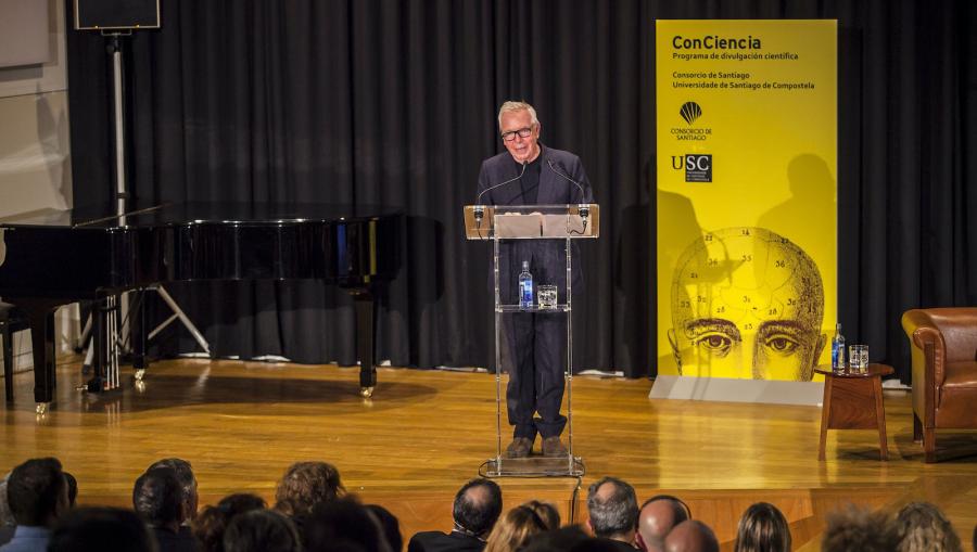 Momento da conferencia de Sir David Chipperfield Momento da conferencia de Sir David Chipperfield