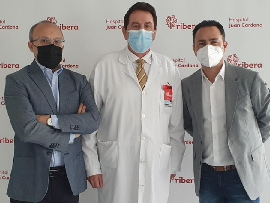 O profesor Varela Mallou (esquerda) xunto ao profesor Rial Boubeta (dereita) e o xerente do Hospital, Francisco Soriano, no centro da imaxe O profesor Varela Mallou (esquerda) xunto ao profesor Rial Boubeta (dereita) e o xerente do Hospital, Francisco Soriano, no centro da imaxe