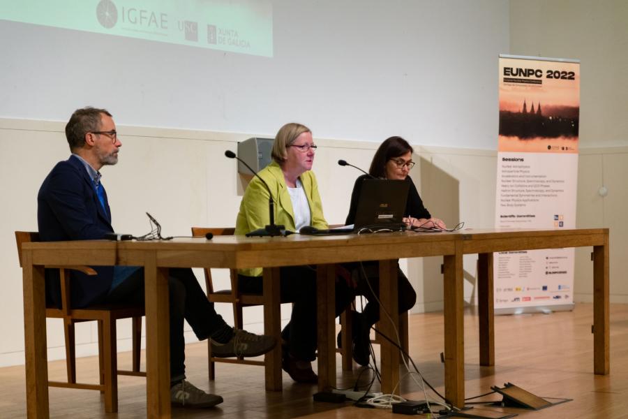 Na sesión inaugural participaron a presidenta do comité organizador e investigadora do IGFAE, Dolores Cortina; o director do IGFAE, Carlos Salgado; e a presidenta da división de Física Nuclear da Sociedade Europea de Física, Alison Bruce. FOTO: Elena Mora Na sesión inaugural participaron a presidenta do comité organizador e investigadora do IGFAE, Dolores Cortina; o director do IGFAE, Carlos Salgado; e a presidenta da división de Física Nuclear da Sociedade Europea de Física, Alison Bruce. FOTO: Elena Mora