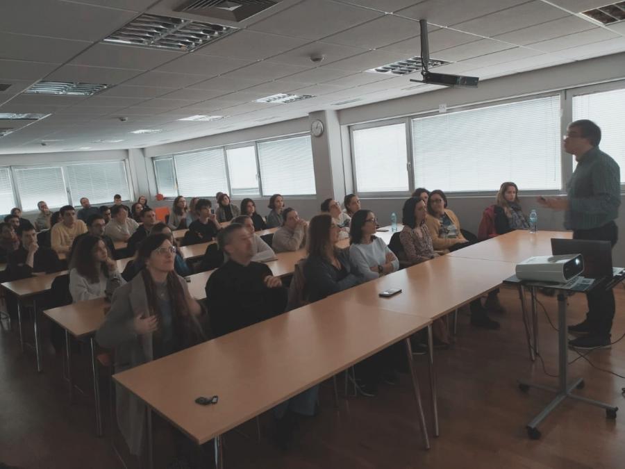Sánchez Quinteiro, na súa intervención nos Xantares Biocientíficos de BioReDes Asistes á charla de Sánchez Quinteiro, nos Xantar Biocientífico de BioReDes celebrado no edificio Cactus