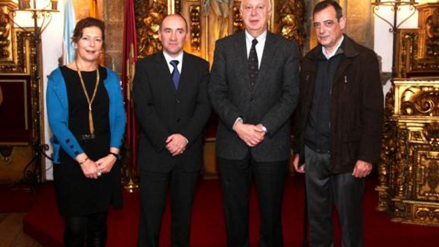 O reitor xunto co equipo decanal que forman Juan Monterroso, María del Pilar Rodríguez Álvarez e Jesús Balboa López (Foto: Alfonso SERVIMAV) O reitor xunto co equipo decanal que forman Juan Monterroso, María del Pilar Rodríguez Álvarez e Jesús Balboa López (Foto: Alfonso SERVIMAV)