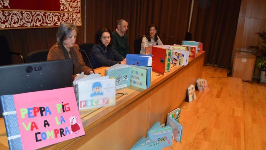 Carmen Díaz e profesores da Once, co material educativo elaborado por estudantes Carmen Díaz e profesores da Once, co material educativo elaborado por estudantes