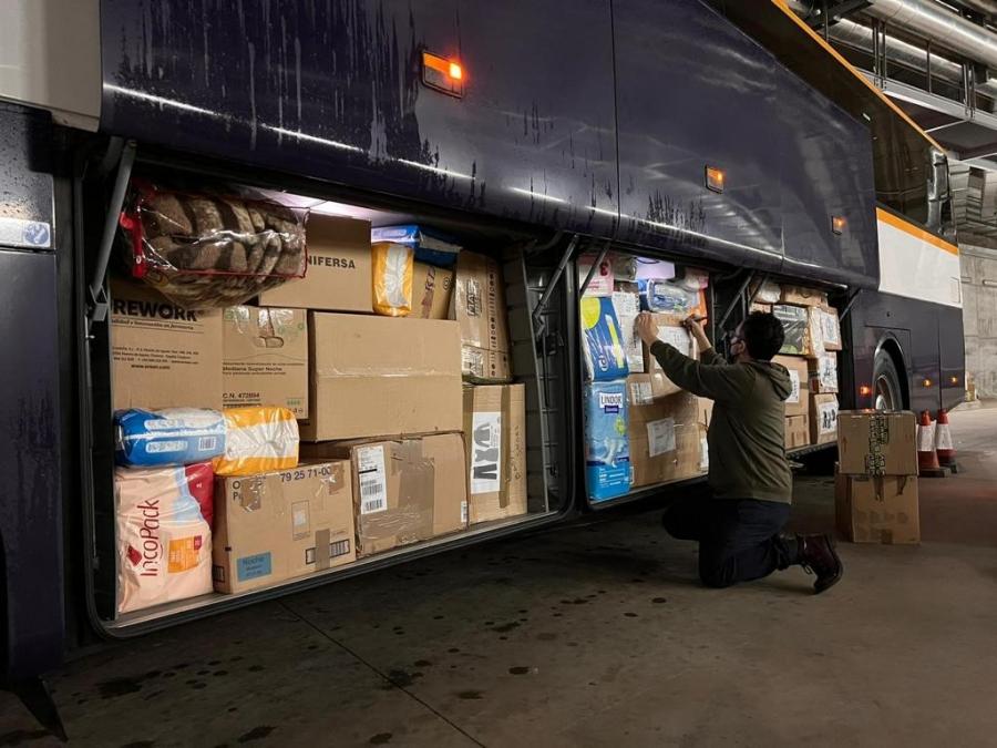 Profesorado da USC pertencente ao equipo de Investigacións Políticas viaxou a Polonia, acompañado polo alcalde do Concello de Ares, Julio Iglesias, dous bombeiros voluntarios e un membro de protección civil para levar máis de cinco toneladas de material humanitario a este país limítrofe con Ucraína Profesorado da USC pertencente ao equipo de Investigacións Políticas viaxou a Polonia, acompañado polo alcalde do Concello de Ares, Julio Iglesias, dous bombeiros voluntarios e un membro de protección civil para levar máis de cinco toneladas de material humanitario a este país limítrofe con Ucraína