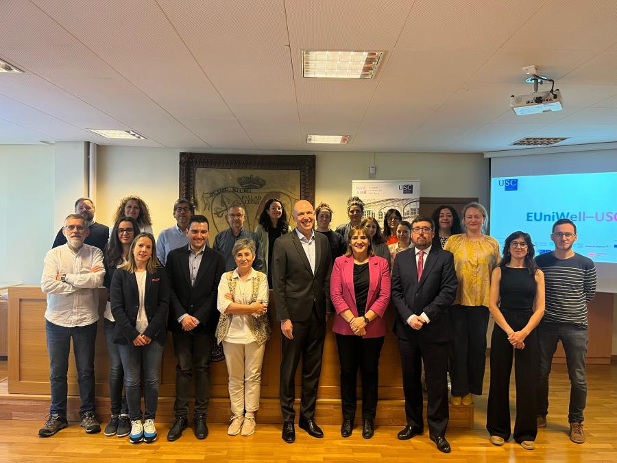Foto de grupo das persoas participantes na xuntanza de traballo do equipo local de Euniwell. Foto: Euniwell Foto de grupo das persoas participantes na xuntanza de traballo do equipo local de Euniwell. Foto: Euniwell