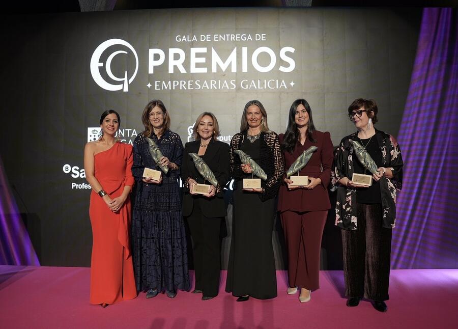 Eva López, segunda pola esquerda, co resto das premiadas e a presidenta da asociación convocante. Foto: Empresarias de Galicia Eva López, segunda pola esquerda, co resto das premiadas e a presidenta da asociación convocante. Foto: Empresarias de Galicia