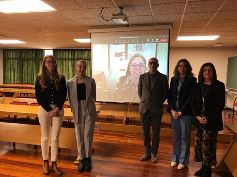 María Flórez, segunda pola esquerda, cos directores e membros do tribunal da súa tese de doutoramento María Flórez, segunda pola esquerda, cos directores e membros do tribunal da súa tese de doutoramento