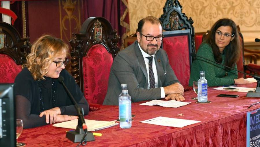Antonio López, no centro da imaxe, xunto á vicepresidenta de Medel Mariarosaria Guglielmi, e Iria Gozález-López do secretariado de Medel. Foto: Santi Alvite Antonio López, no centro da imaxe, xunto á vicepresidenta de Medel Mariarosaria Guglielmi, e Iria Gozález-López do secretariado de Medel. Foto: Santi Alvite