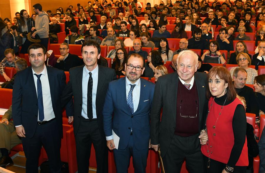 Tomas Lindahl y autoridades antes dla conferencia Tomas Lindahl y autoridades antes de la conferencia