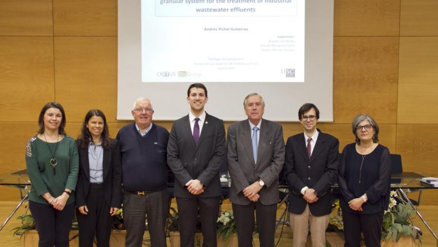 Andrés Pichel, no centro da imaxe, posa cos membros do tribunal e cos directores da tese Andrés Pichel, no centro da imaxe, posa cos membros do tribunal e cos directores da tese
