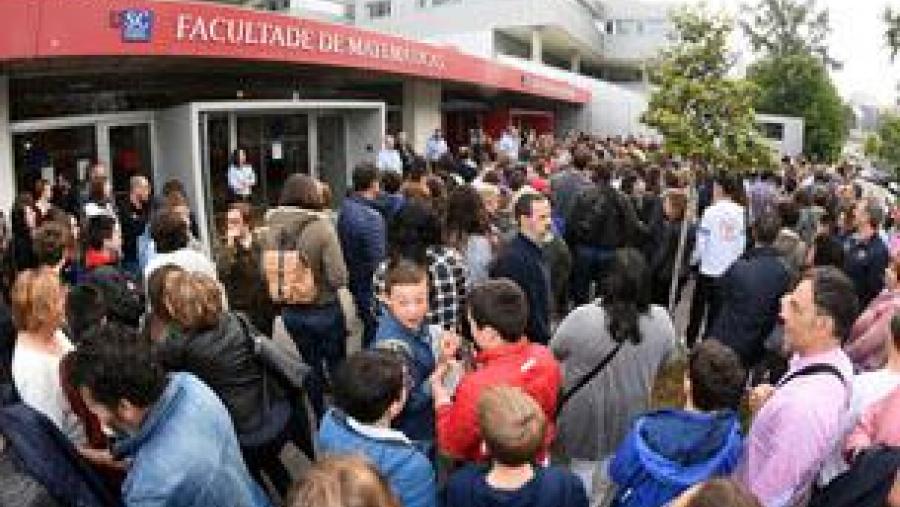 Estudantes coas familias esperando para entrar a proba ESTALMAT-Galicia. 02-06-2018 Estudantes coas familias esperando para entrar a proba ESTALMAT-Galicia. 02-06-2018