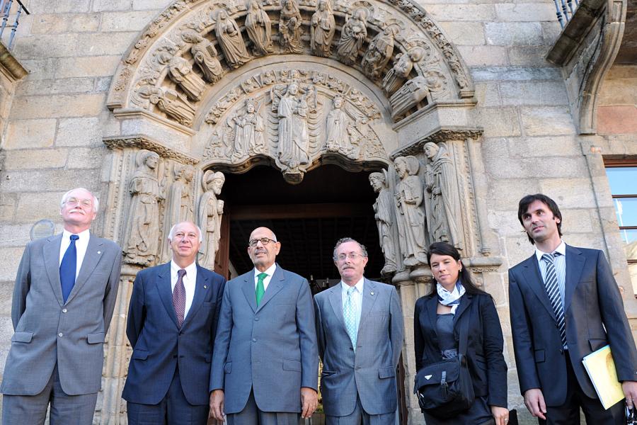 Mohamed ElBaradei y autoridades en el Colexio de San Xerome Mohamed ElBaradei y autoridades en el Colexio de San Xerome