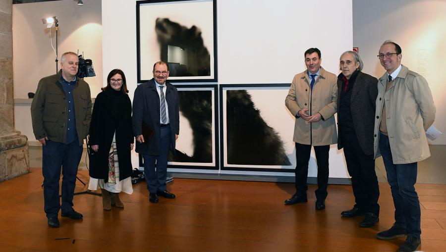 De esquerda a dereita, o comisario da mostra, José Luís Estévez; a vicerreitora Mar Lorenzo, o reitor Antonio López, o conselleiro Román Rodríguez, o artista Manuel Vilariño, e o director xeral Anxo Lorenzo. FOTO: Santi Alvite De esquerda a dereita, o comisario da mostra, José Luís Estévez; a vicerreitora Mar Lorenzo, o reitor Antonio López, o conselleiro Román Rodríguez, o artista Manuel Vilariño, e o director xeral Anxo Lorenzo. FOTO: Santi Alvite