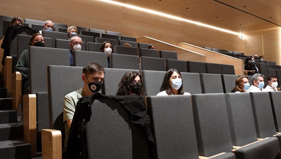 En total foron recoñecidos máis de 1.300 alumnas e alumnos. Foto: Santi Alvite Vista xeral do Salón de Actos de Medicina