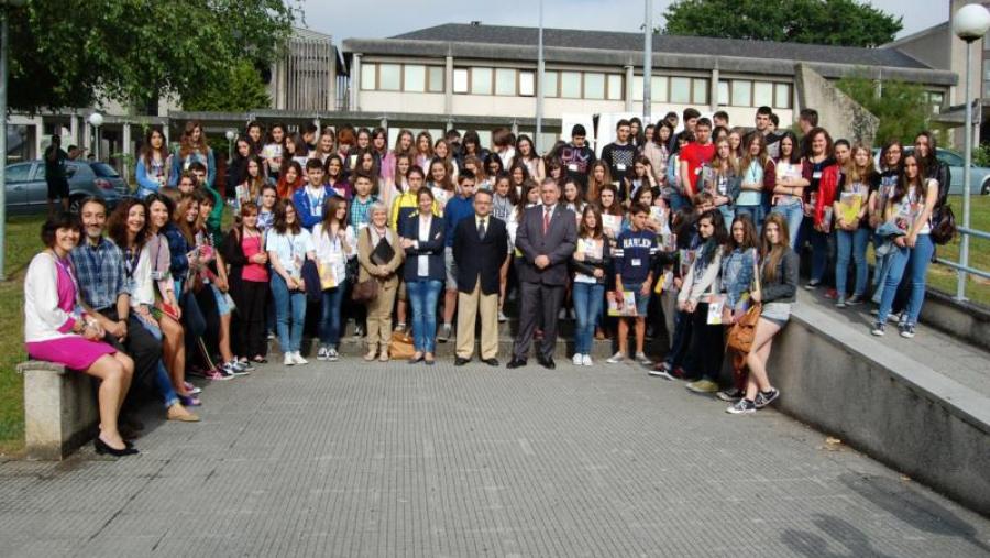 Estudantes, docentes e autoridades que participaron na apertura do II Campus de verán científico técnico Lugo Estudantes, docentes e autoridades que participaron na apertura do II Campus de verán científico técnico Lugo