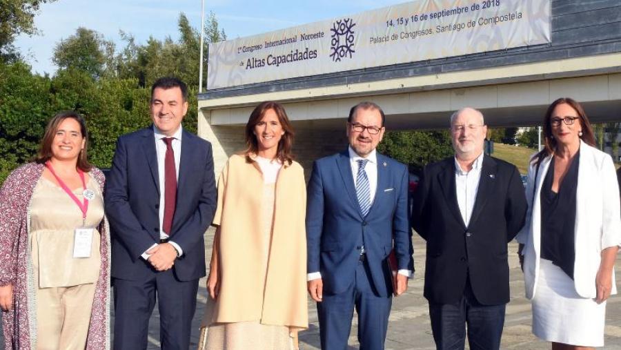De dereita a esquerda, Victoria Otero, Manuel Dios, Antonio López, Carmen Pomar, Román Rodríguez e Mar Uzal. Foto: Santi Alvite De dereita a esquerda, Victoria Otero, Manuel Dios, Antonio López, Carmen Pomar, Román Rodríguez e Mar Uzal. Foto: Santi Alvite