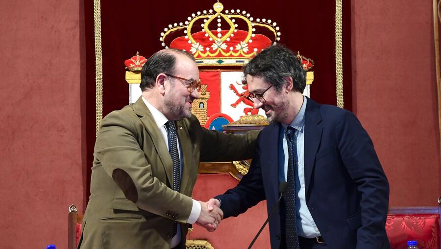 O reitor felicita ao novo decano. Foto: Santi Alvite O reitor felicita ao novo decano. Foto: Santi Alvite
