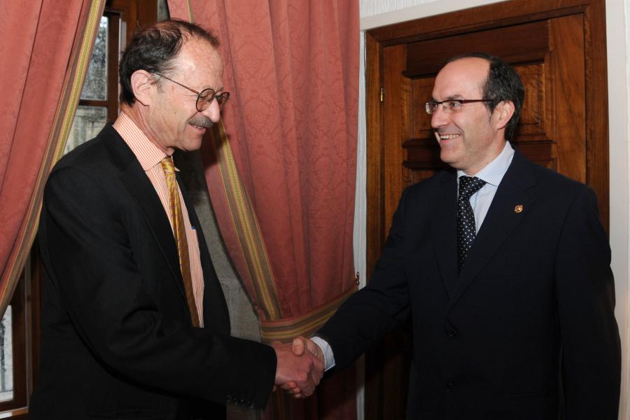 Harold Elliot Varmus con el rector, Senén Barro Harold Elliot Varmus con el rector, Senén Barro