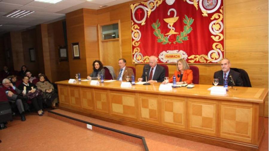 De esquerda á dereita: Carolina Gónzalez-Criado, subdirectora xeral de Farmacia do SERGAS; Manuel Puga, presidente do Consello Social da USC; Juan Casares Long , reitor; Isabel Sánchez, decana en... De esquerda á dereita: Carolina Gónzalez-Criado, subdirectora xeral de Farmacia do SERGAS; Manuel Puga, presidente do Consello Social da USC; Juan Casares Long , reitor; Isabel Sánchez, decana en...