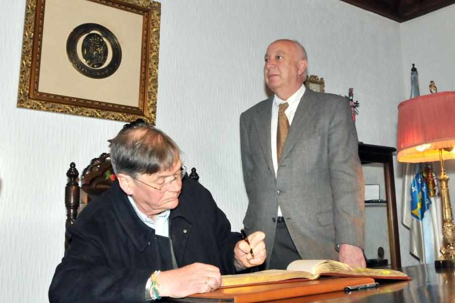 Sir Tim Hunt firmando en el libro de honor de la USC Sir Tim Hunt firmando en el libro de honor de la USC