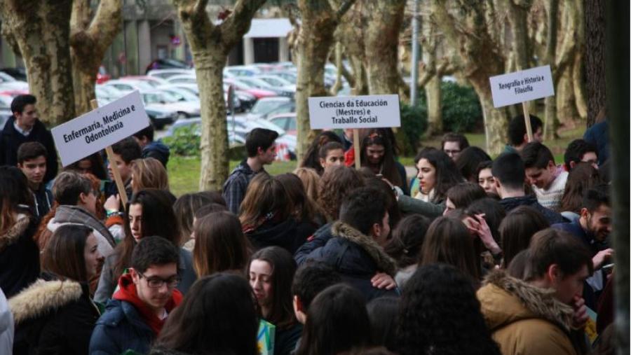 Chegaron a Santiago os primeiros estudantes de secundaria que esta semana coñecerán o campus Chegaron a Santiago os primeiros estudantes de secundaria que esta semana coñecerán o campus