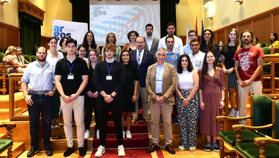 Foto de familia do reitor con todos os participantes en Argos. FOTO: Santi Alvite Foto de familia do reitor con todos os participantes en Argos. FOTO: Santi Alvite