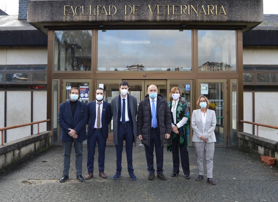 De esquerda a dereita, Guillermo Ramís, José Manuel Díaz, Gonzalo López, Gonzalo Fernández, Cristina Castillo e Ana María Carvajal, na Facultade de Veterinaria do Campus Terra da USC De esquerda a dereita, Guillermo Ramís, José Manuel Díaz, Gonzalo López, Gonzalo Fernández, Cristina Castillo e Ana María Carvajal, na Facultade de Veterinaria do Campus Terra da USC