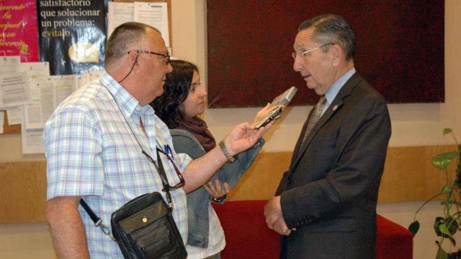 O conselleiro presidente da Comisión de Prevención de Branqueo de Capitais do CGAE, Nielson Sánchez Stewart, atentendo os medios de comunicación antes da súa intervención Foto: Alfonso (SERVIMAV USC)... O conselleiro presidente da Comisión de Prevención de Branqueo de Capitais do CGAE, Nielson Sánchez Stewart, atentendo os medios de comunicación antes da súa intervención Foto: Alfonso (SERVIMAV USC)...