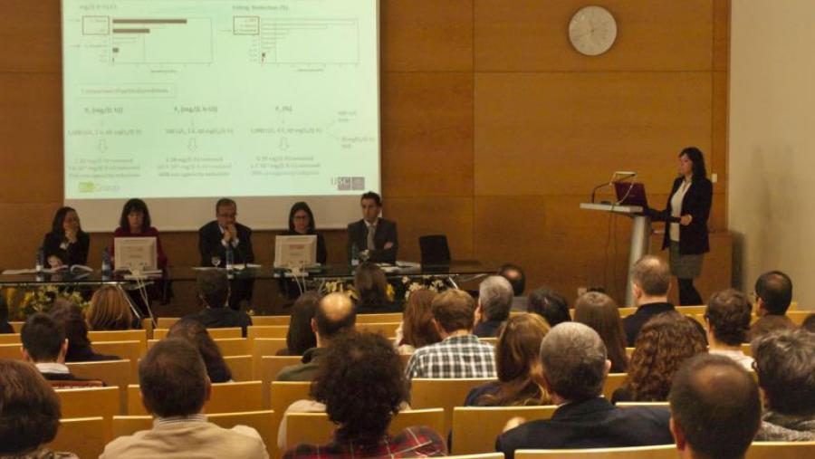 Lucía Lloret, defendendo a súa tese de doutoramento na ETSE Lucía Lloret, defendendo a súa tese de doutoramento na ETSE