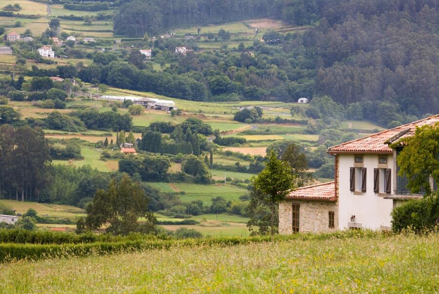 Galicia conta con máis de 30.000 entidades de poboación, o que supón máis do 40% total dos existentes en toda España Galicia conta con máis de 30.000 entidades de poboación, o que supón máis do 40% total dos existentes en toda España