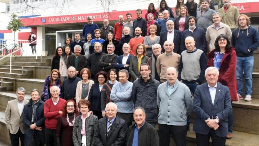 Foto de grupo das persoas homenaxeadas con compañeiros e compañeiras do centro. Foto: Santi Alvite Foto de grupo das persoas homenaxeadas con compañeiros e compañeiras do centro. Foto: Santi Alvite