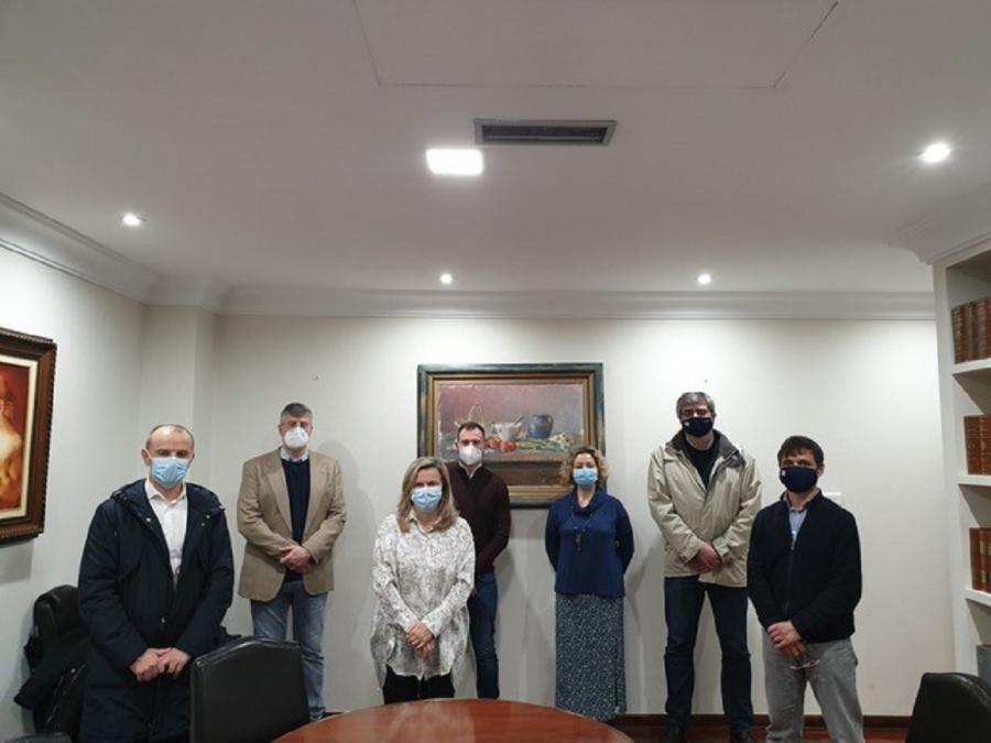 Os socios e o equipo promotor da empresa proceden do Grupo de Investigación de Física Non Lineal da USC, con Alberto e Vicente Pérez Muñuzuri á cabeza; e do Departamento de Cardioloxía do Complexo Hospitalario Universitario de Santiago, liderado polo tamén profesor da USC, José Ramón González Juanatey. A directora xeral será María Seoane Os socios e o equipo promotor da empresa proceden do Grupo de Investigación de Física Non Lineal da USC, con Alberto e Vicente Pérez Muñuzuri á cabeza; e do Departamento de Cardioloxía do Complexo Hospitalario Universitario de Santiago, liderado polo tamén profesor da USC, José Ramón González Juanatey. A directora xeral será María Seoane