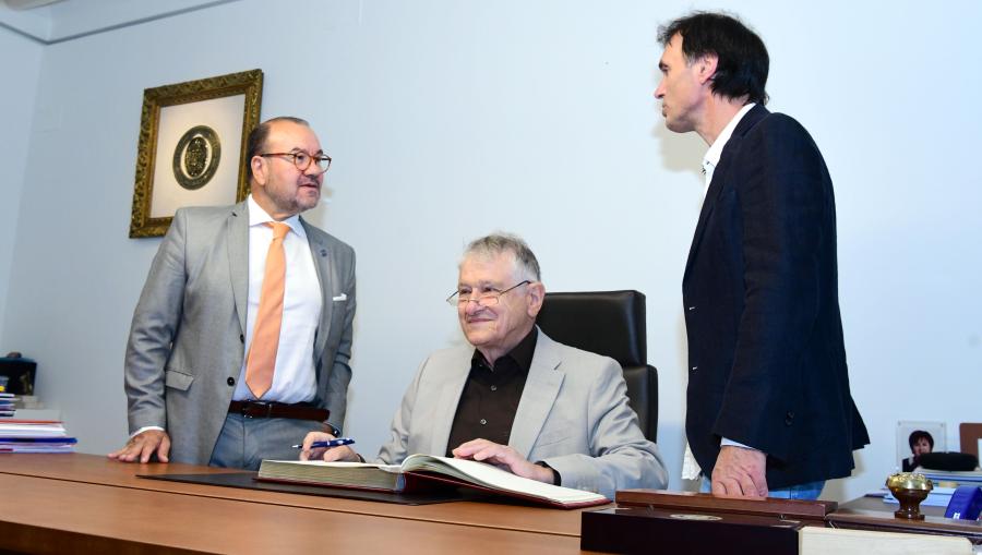 O Premio Nobel asinou no libro de honra da institución. Foto: Santi Alvite O Premio Nobel asinou no libro de honra da institución. Foto: Santi Alvite