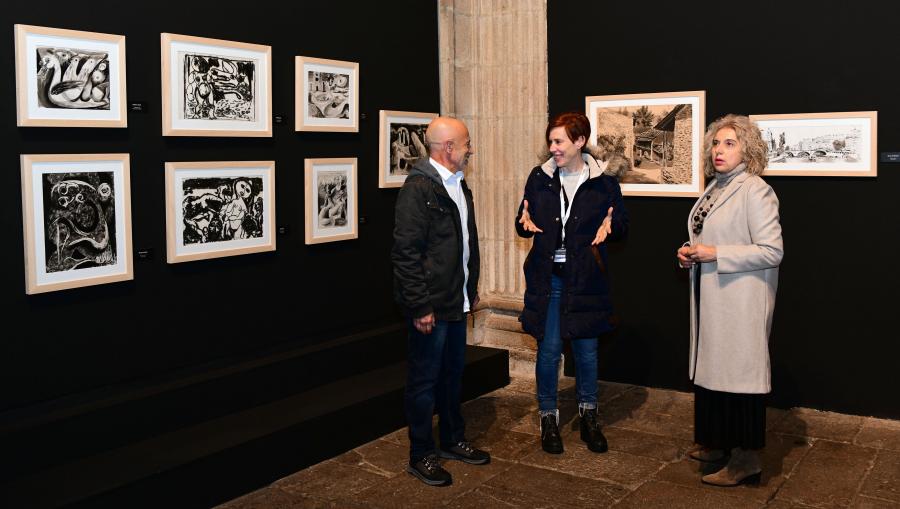A vicerreitora de Estudantes e Cultura, Pilar Murias Fernández (no centro da imaxe), xunto coa concelleira de Cultura e Educación do Barco de Valdeorras, Margarida Pizcueta Barreiro, e o comisario da exposición, Luis Enrique Rodríguez Arias. FOTO: Santi Alvite A vicerreitora de Estudantes e Cultura, Pilar Murias Fernández (no centro da imaxe), xunto coa concelleira de Cultura e Educación do Barco de Valdeorras, Margarida Pizcueta Barreiro, e o comisario da exposición, Luis Enrique Rodríguez Arias. FOTO: Santi Alvite