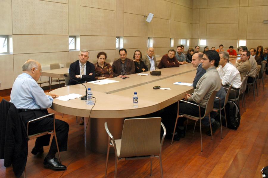 Encuentro de Sir Michael Francis Atiyah con investigadores Encuentro de Sir Michael Francis Atiyah con investigadores