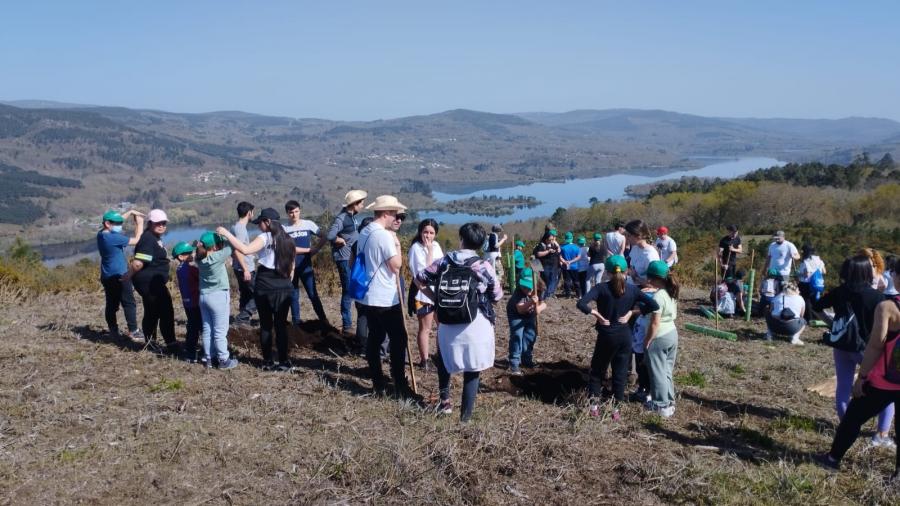 Participantes na xornada do proxecto ApS 'Plantando cara ao lume', na serra do Xurés Participantes na xornada do proxecto ApS 'Plantando cara ao lume', na serra do Xurés
