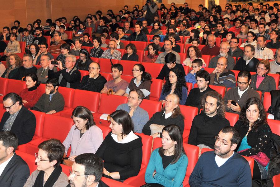 Público asistente a la conferencia de Sir Anthony James Leggett Público asistente a la conferencia de Sir Anthony James Leggett