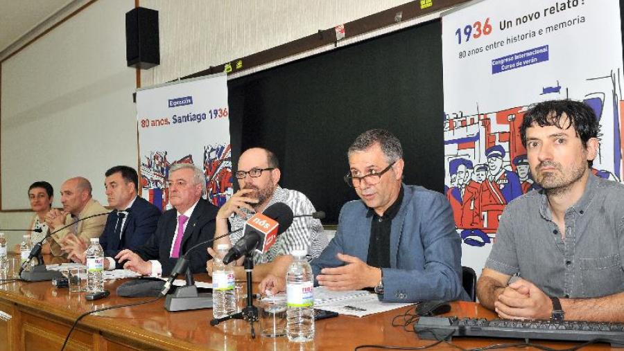 De dereita a esquerda, Antonio Míguez, Lourenzo Fernández, Martiño Noriega, Juan Viaño, Román Rodríguez, Juan Monterroso e Dolores Vilavedra (Foto: Santi Alvite) De dereita a esquerda, Antonio Míguez, Lourenzo Fernández, Martiño Noriega, Juan Viaño, Román Rodríguez, Juan Monterroso e Dolores Vilavedra (Foto: Santi Alvite)