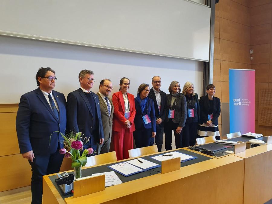 O reitor compostelán (terceiro pola esquerda), xunto con representantes das outras institucións integrantes de EUniWell O reitor compostelán (terceiro pola esquerda)