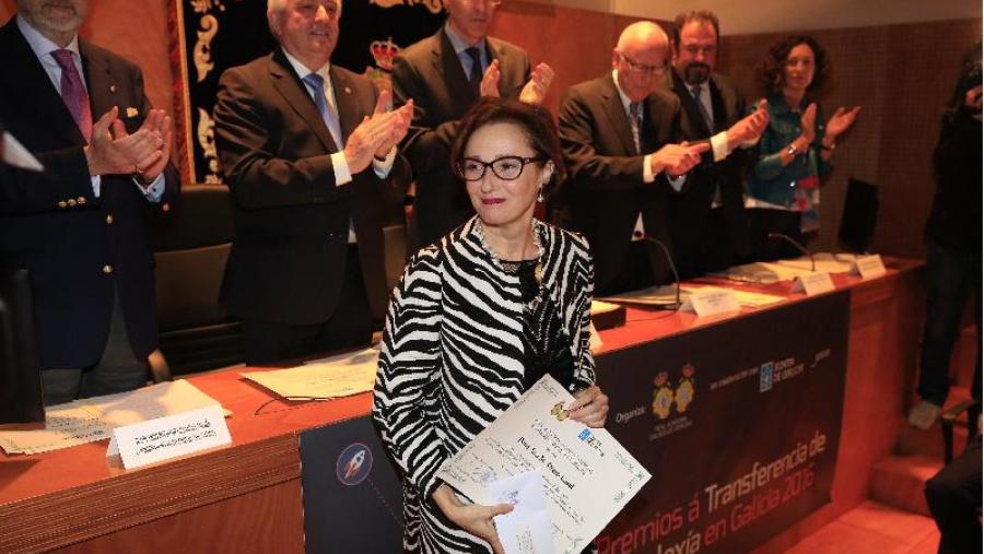 A profesora Ana María Otero Casal logo de recoller o galardón ao mellor traballo desenvolvido por un grupo de investigación aplicada. Foto: RAGC A profesora Ana María Otero Casal logo de recoller o galardón ao mellor traballo desenvolvido por un grupo de investigación aplicada. Foto: RAGC