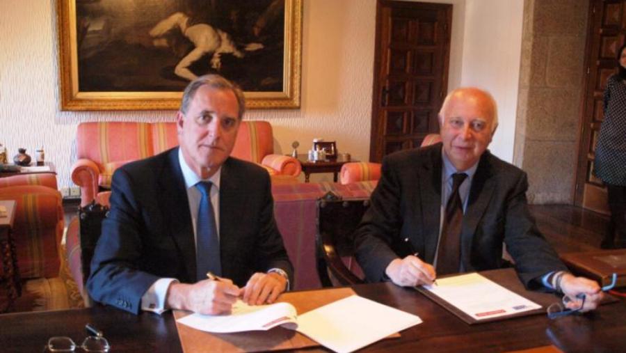 José María Arias e Juan Casares asinaron o convenio en San Xerome (Foto: SERVIMAV) José María Arias e Juan Casares asinaron o convenio en San Xerome (Foto: SERVIMAV)