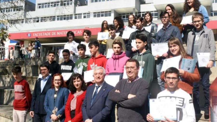 Por esta edición pasaron 21 participantes, na foto xunto cos responsables de Estalmat-Galicia Por esta edición pasaron 21 participantes, na foto xunto cos responsables de Estalmat-Galicia