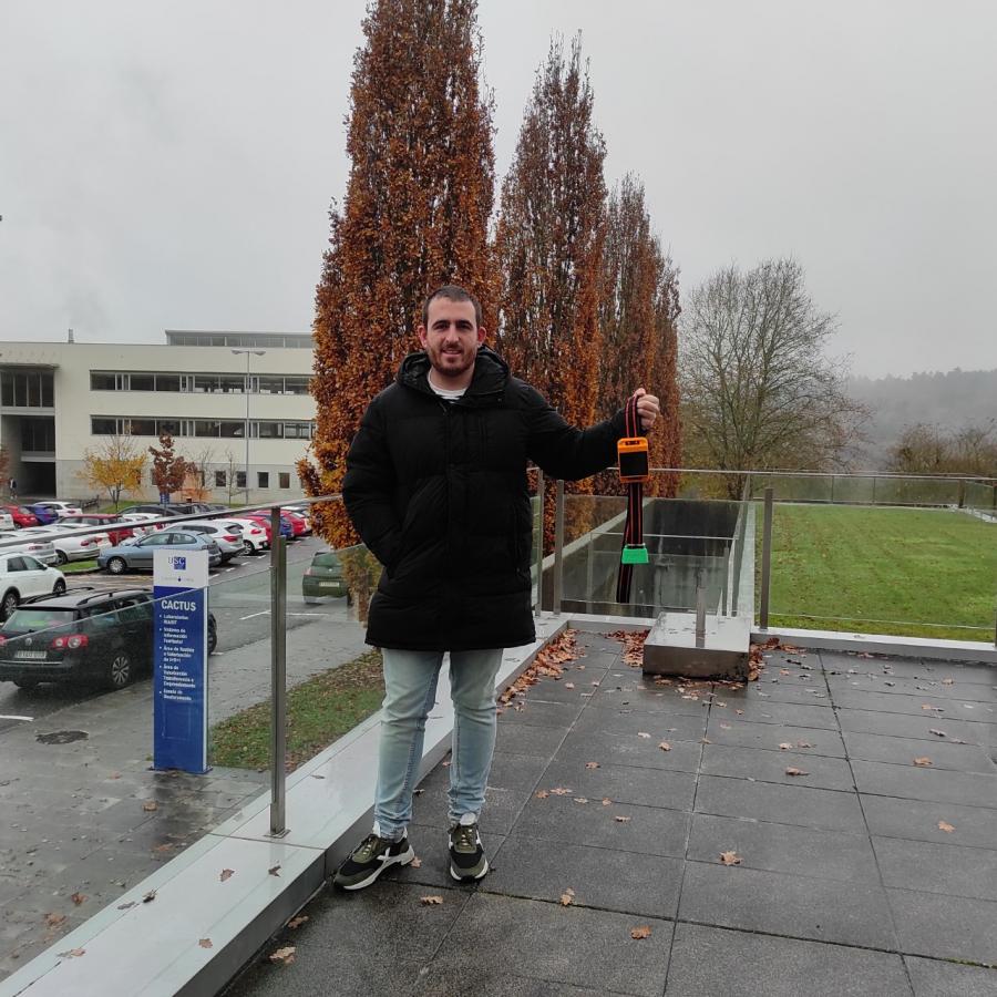 Elio López amosa o dispositivo Rumi nas instalacións do Campus Terra Elio López amosa o dispositivo Rumi nas instalacións do Campus Terra