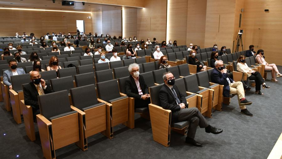 O alumnado estivo acompañado de familiares. Foto: Santi Alvite Aspecto xeral do Salón de Actos
