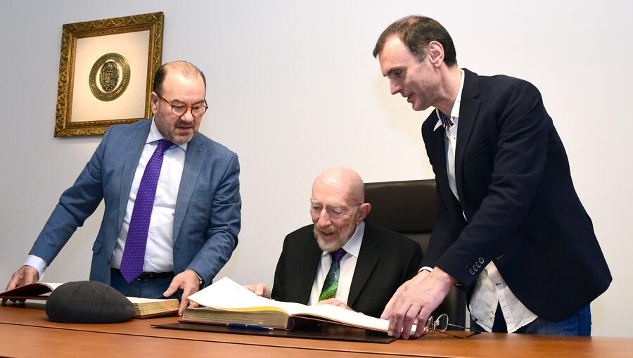 Con anterioridade á rolda de prensa, o científico mantivo unha xuntanza co reitor Antonio López Díaz e asinou no Libro de Honra da institución. De esquerda a dereita, o reitor Antonio López, Kip Thorne e o director de ConCiencia, Jorge Mira Pérez. FOTO: Santi Alvite Con anterioridade á rolda de prensa, o científico mantivo unha xuntanza co reitor Antonio López Díaz e asinou no Libro de Honra da institución. De esquerda a dereita, o reitor Antonio López, Kip Thorne e o director de ConCiencia, Jorge Mira Pérez. FOTO: Santi Alvite