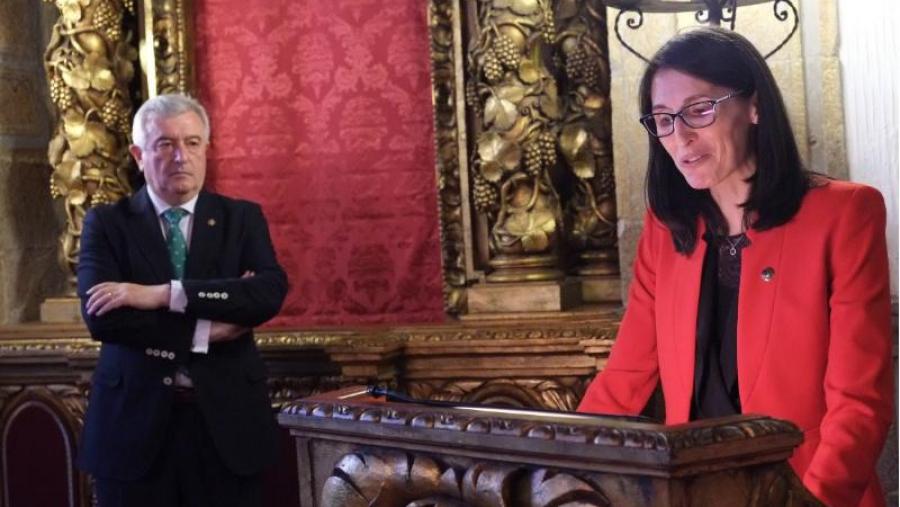Rosa Crujeiras, na súa intervención ante o reitor Juan Viaño Rosa Crujeiras, na súa intervención ante o reitor Juan Viaño